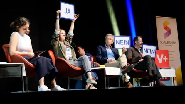 A "yes" from Anna Stürgkh (NEOS), one "no" each from Reinhold Lopatka (ÖVP) and Harald Vilimsky (FPÖ) from right to left. (Bild: Rubina Bergauer)