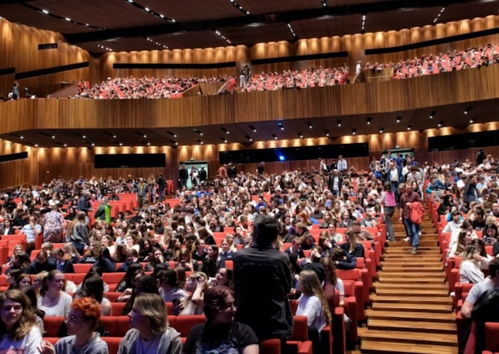 Das Saal des Festspielhauses war fast vollständig besetzt. Die Jugendlichen hatten viele Fragen an die Kandidaten.
