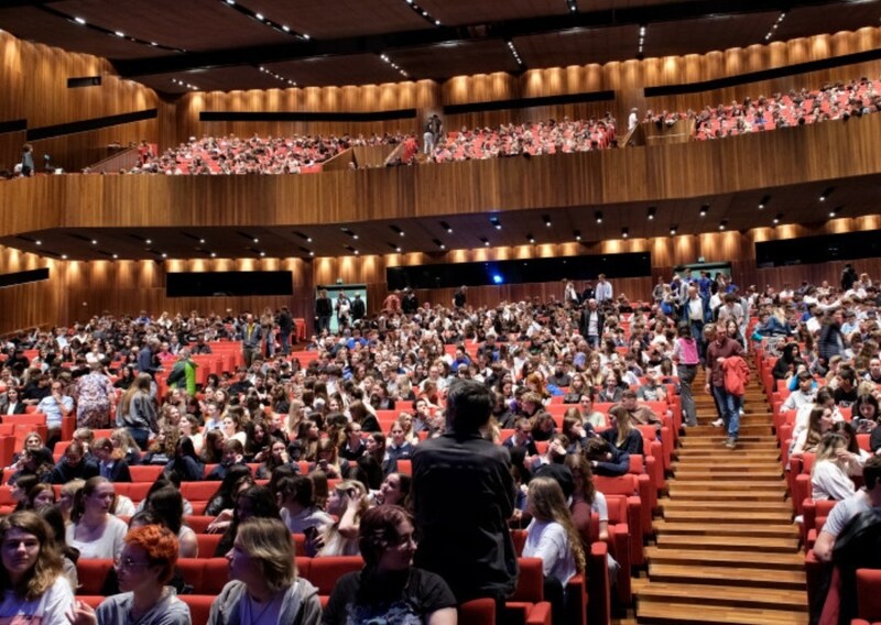 Das Saal des Festspielhauses war fast vollständig besetzt. Die Jugendlichen hatten viele Fragen an die Kandidaten. (Bild: Rubina Bergauer)