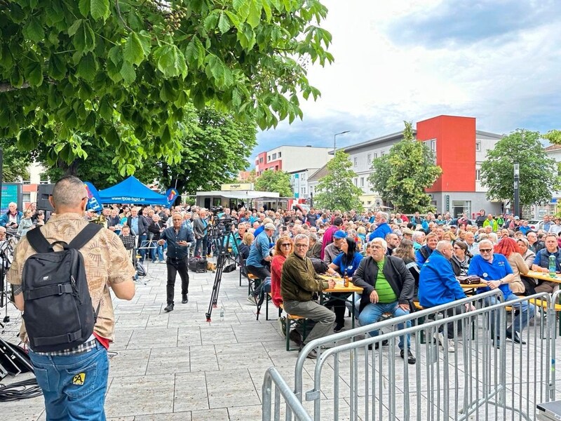 Rund 400 Leute kamen zur Wahlkampftour der FPÖ nach Oberwart. (Bild: Christian Schulter)