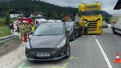 An allen beteiligten Fahrzeugen entstand erheblicher Sachschaden. Die Straße war 1,5 Stunden lang auf einer Spur gesperrt.  (Bild: ZOOM Tirol/Krone KREATIV)