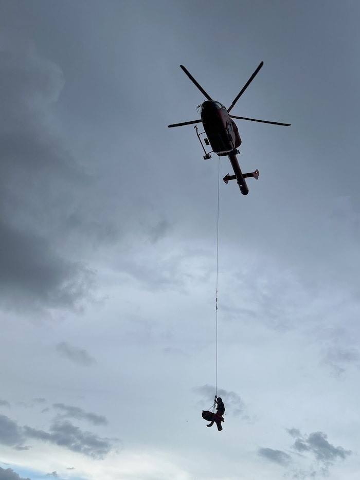 Kurtarma, acil durum helikopterinin mürettebatı tarafından bir halat kullanılarak ...