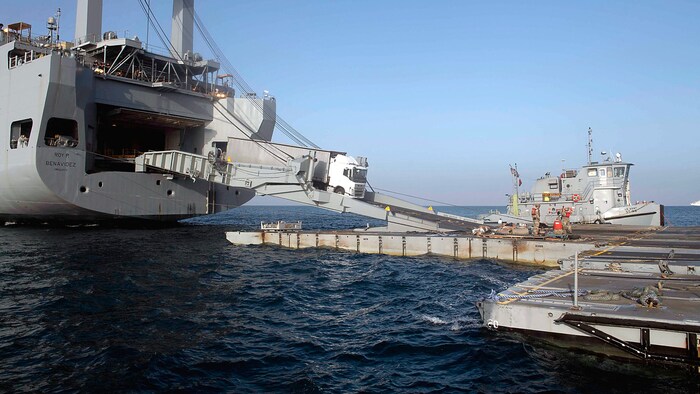 Von großen Schiffen auf eine schwimmende Plattform und dann mit kleinen Schiffen weiter zum Pier ...