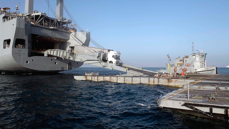 Von großen Schiffen auf eine schwimmende Plattform und dann mit kleinen Schiffen weiter zum Pier – so gelangt die Hilfe in den Gazastreifen. (Bild: APA/AFP/Navy Office of Information/Petty Officer 1st Class Kelby SANDERS)