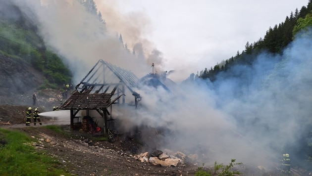 Das Feuer griff von der Werkstatt auf das Wohnhaus über. (Bild: Feuerwehr Feistritz/Drau)