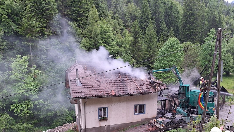 Çatı makası bir vinç ile kapatıldı. (Bild: Feuerwehr Feistritz/Drau)