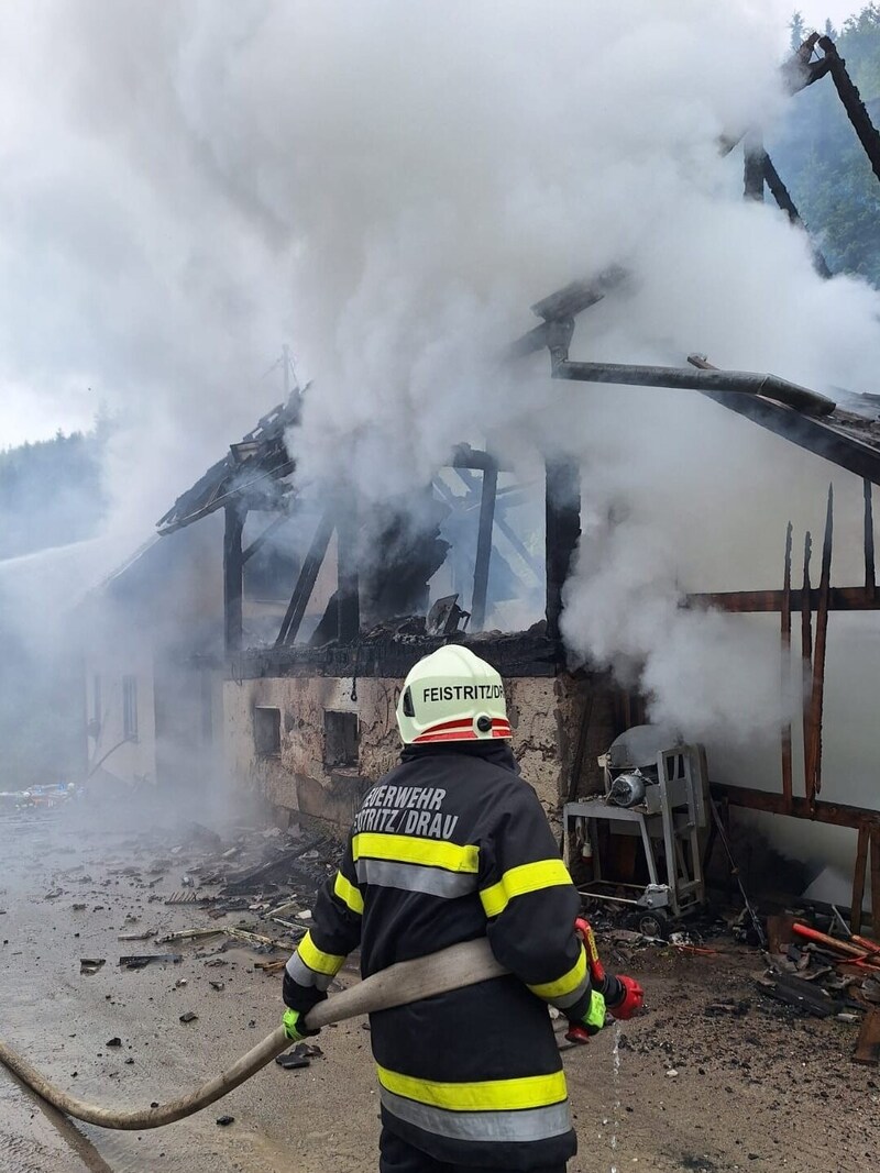 Die Werkstatt brannte bis auf die Grundmauern nieder. (Bild: Feuerwehr Feistritz/Drau)