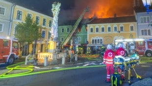 13 Feuerwehren standen bei dem Großbrand im Einsatz. (Bild: FRANZ PLECHINGER/FOTOKERSCHI)