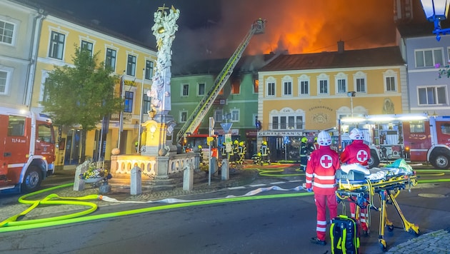 Büyük yangına 13 itfaiye ekibi müdahale etti. (Bild: FRANZ PLECHINGER/FOTOKERSCHI)