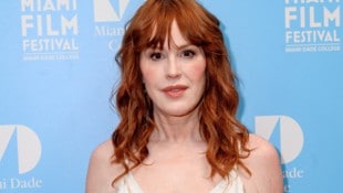 Molly Ringwald verriet jetzt in einem Podcast-Interview, dass sie als junger Teenie am ...