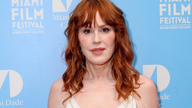 Molly Ringwald has now revealed in a podcast interview that she was "fair game" for older men on set as a young teen. (Bild: APA/Getty Images via AFP/GETTY IMAGES/Ivan Apfel)