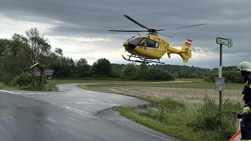 Ein Rettungshubschrauber musste den Schwerverletzten bergen. (Bild: Freiwillige Feuerwehr Burgauberg)