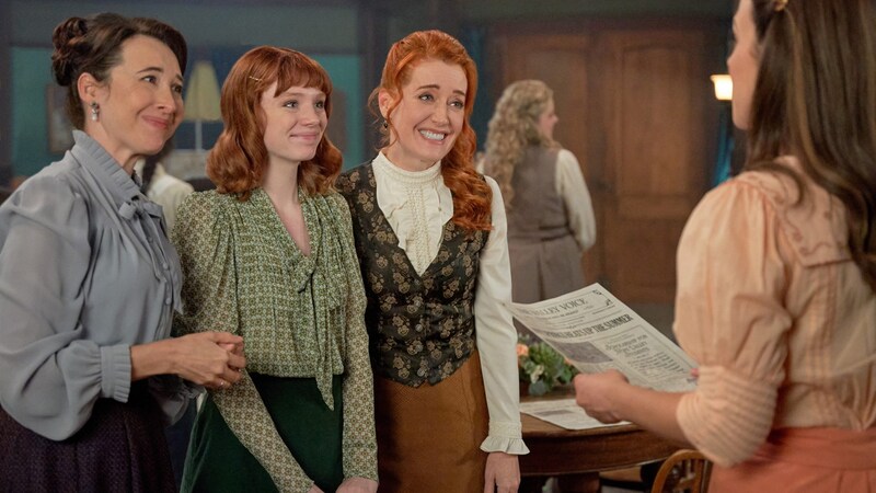 Mamie Laverock (ortada) "Coal Valley "deki rol arkadaşları Loretta Walsh ve Johannah Newmarch ile birlikte (Bild: picturedesk.com/©Hallmark Entertainment / Everett Collection)