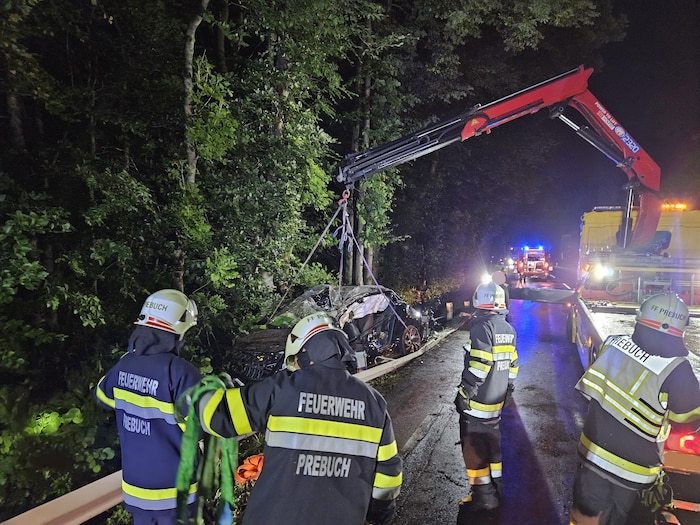 Das Auto steckte im Graben fest.