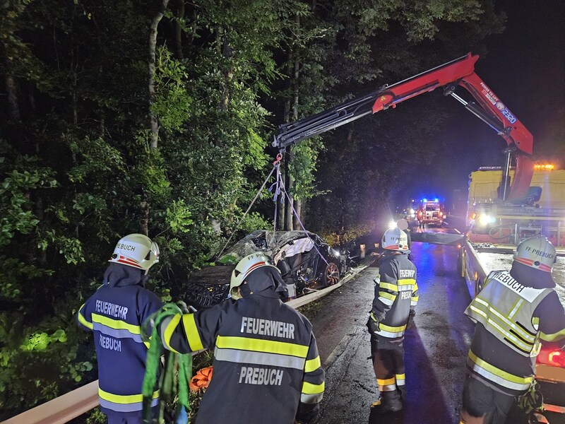 Das Auto steckte im Graben fest. (Bild: Feuerwehr Prebuch)