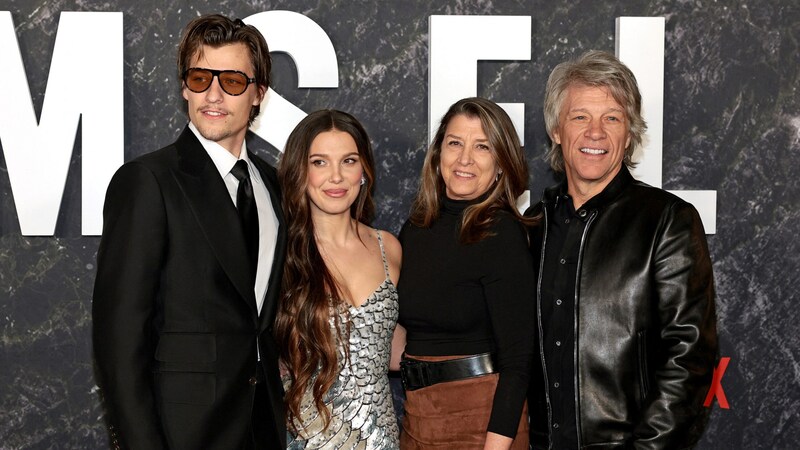 Millie Bobby Brown mit ihrem Ehemann Jake Bongiovi und ihren Schwiegereltern Jon Bon Jovi und Dorothea Hurley (Bild: APA/Getty Images via AFP/GETTY IMAGES/Dimitrios Kambouris)