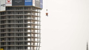 Der Turm ist extrem schnell gewachsen, nur die Fassadenteile ließen bisher auf sich warten. (Bild: Wenzel Markus)