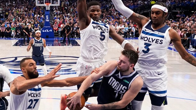 Luka Doncic (m.) und Co. müssen weiterhin ums Finale kämpfen. (Bild: AP ( via APA) Austria Presse Agentur/ASSOCIATED PRESS)