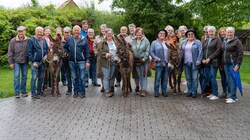 Noch ist die Gruppe der Zwillinge überschaubar, ab morgen, Donnerstag, werden in Braunau 100 Paare erwartet. (Bild: HCH FOTOPRESS)