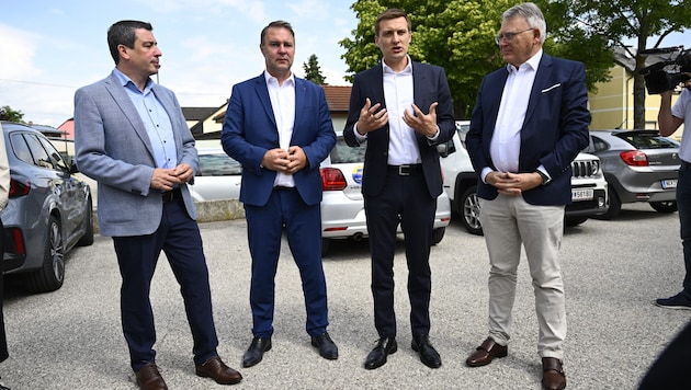 Günther Sidl, SPÖ-NÖ-Spitzenkandidat für die EU-Wahl, SPÖ-Chef Andreas Babler, Landesparteichef Sven Hergovich und EU-Kommissar Nicolas Schmit (von links) tauschten sich vor Ort über das Modellprojekt aus.  (Bild: Antal Imre/Imre Antal)