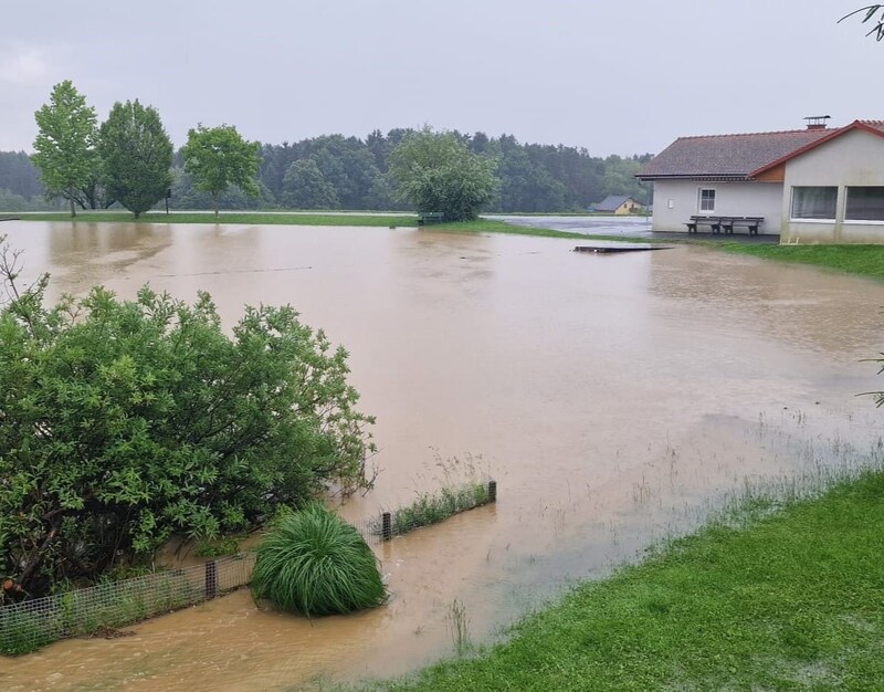 Die strapazierten Böden konnten die Wassermengen nicht mehr aufnehmen. (Bild: BFV Fürstenfeld)