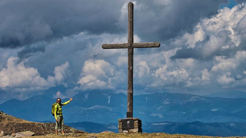 Ein Höhepunkt: das Gipfelkreuz am Fuchskogel (Bild: Weges)