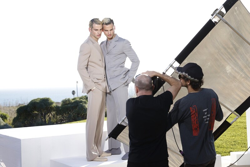 Die Zwillinge posieren auch gemeinsam beim „Harper‘s Bazaar“-Shooting. (Bild: ProSieben)