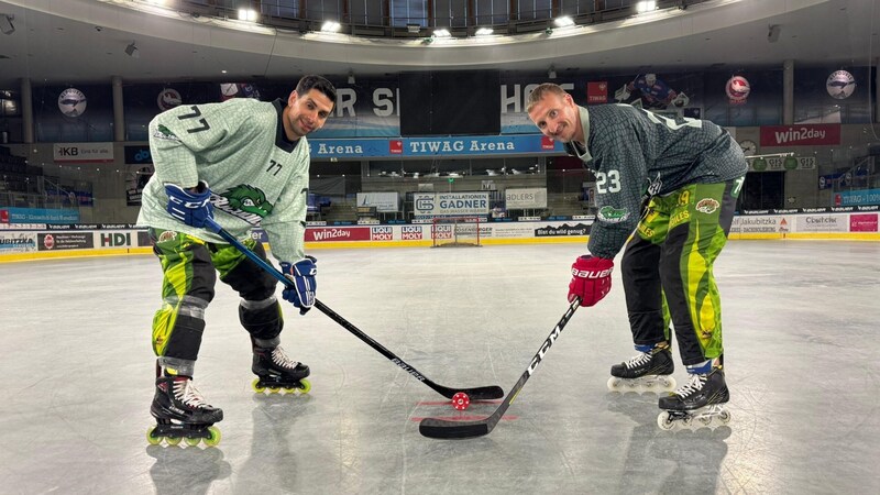 Tiroler Eishockey-Veteranen Alex Höller und Stefan Pittl spielen beim Inlinehockey-Turnier. (Bild: Heinz Thielmann)