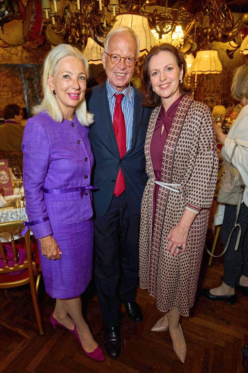 Martina und Werner Fasslabend und die Schwester einer der beiden Preisträger, und Historikerin, Katrin Unterreiner (rechts) waren ebenfalls anwesend.  (Bild: Tuma Alexander/Starpix / A. Tuma)