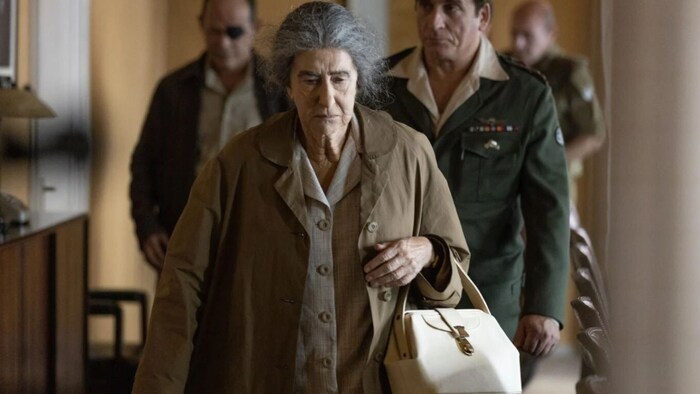 Golda Meir versucht sich gegen die männerdominierten Kabinetts-Mitglieder durchzusetzen. 