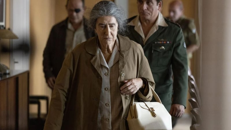 Golda Meir versucht sich gegen die männerdominierten Kabinetts-Mitglieder durchzusetzen.  (Bild: Aidem Media Ltd, Foto Sean Gleeson)