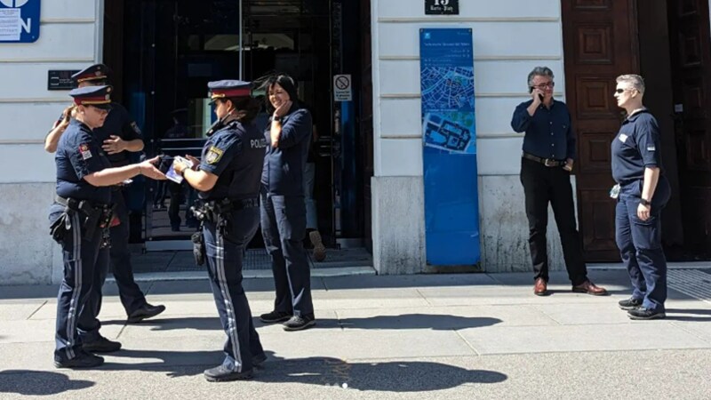 Polizisten und Polizistinnen vor der TU Wien kurz vor der Räumung (Bild: Instagram/camp4palestine_vienna)