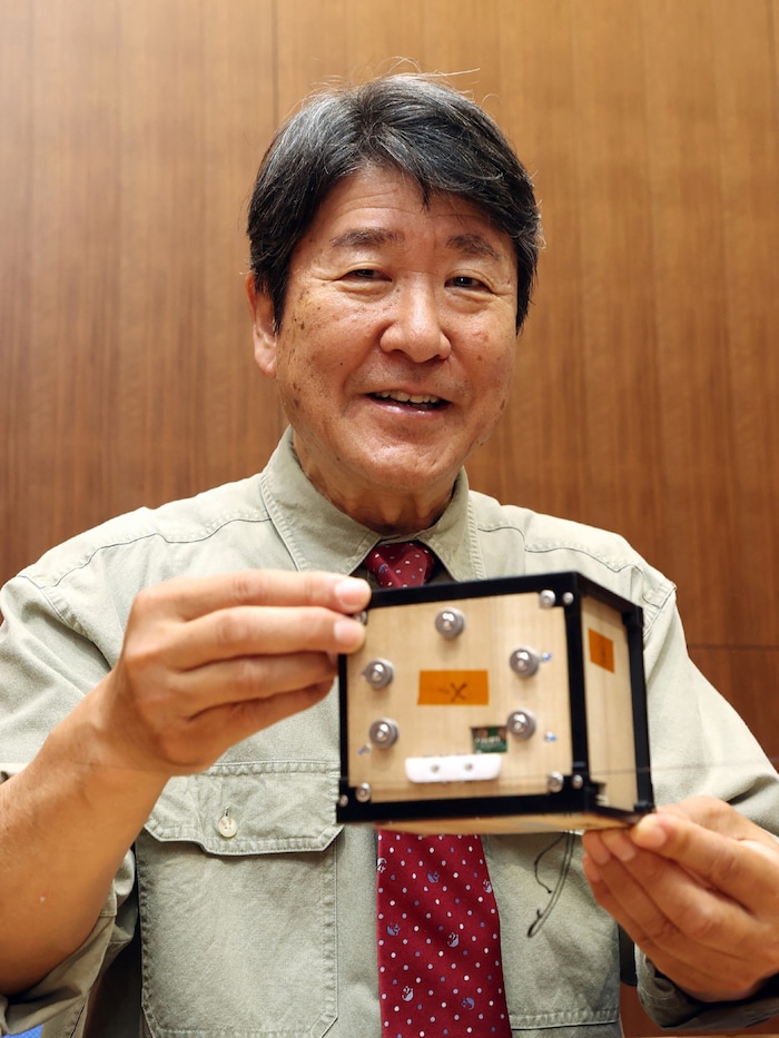 Astronaut Takao Doi bei der Präsentation des „LignoSat“