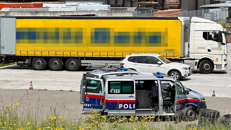 Der Lastwagen wurde beschlagnahmt. (Bild: ZOOM Tirol/Krone KREATIV)