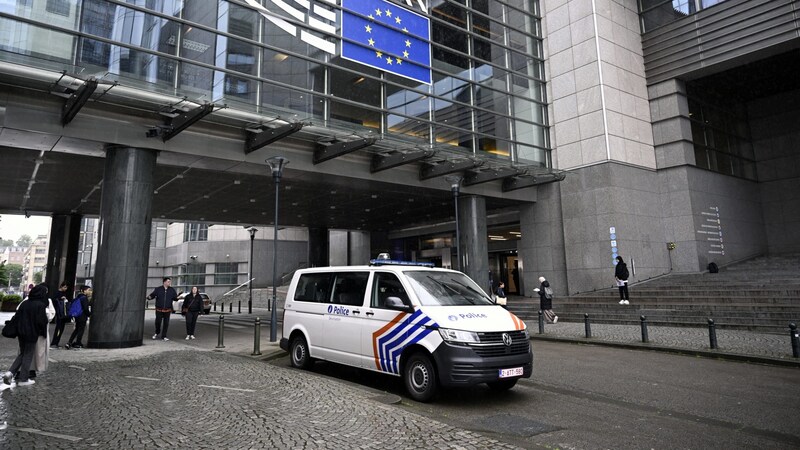 Ein Polizeiwagen vor dem Gebäude des Europäischen Parlaments in Brüssel, wo wegen mutmaßlicher russische Einmischung Durchsuchungen durchgeführt wurden. (Bild: APA/AFP/Belga/LAURIE DIEFFEMBACQ)