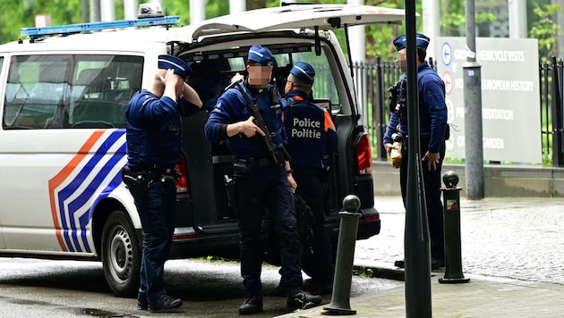 Belgische Polizisten machen sich am Mittwoch in Brüssel bereit, eine Durchsuchung im EU-Parlament durchzuführen. (Bild: APA/AFP/Belga/LAURIE DIEFFEMBACQ)