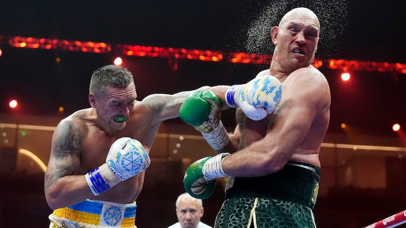 Im ersten Aufeinandertreffen gewann Oleksandr Usyk (l.) nach Punkten. (Bild: AP ( via APA) Austria Presse Agentur/ASSOCIATED PRESS)