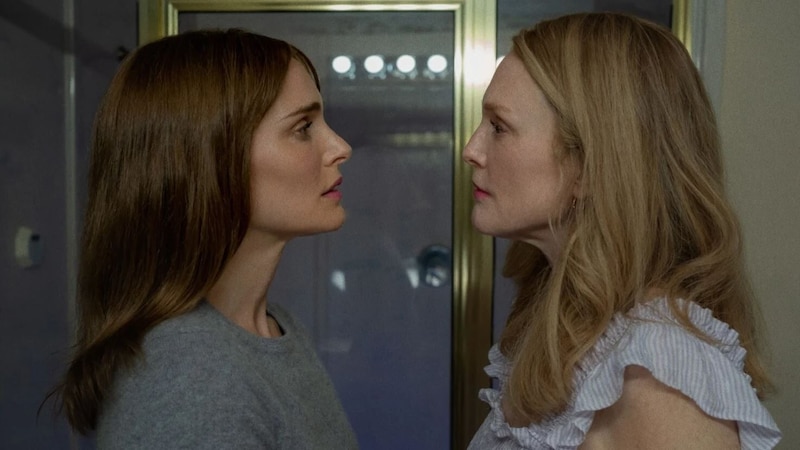 Ein beklemmendes Drama: Verheimlicht Gracie (Julianne Moore) doch noch etwas?  (Bild: François Duhamel/Netflix)