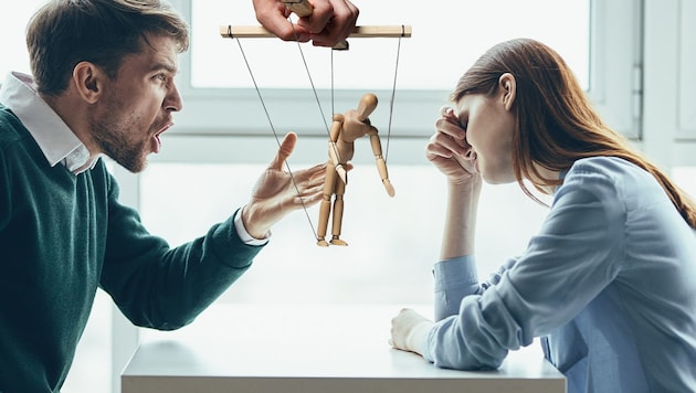 "Gaslighting" is a technique used to make the victim emotionally dependent and can plunge them deep into an identity crisis. (Bild: Krone KREATIV/stock.adobe.com)