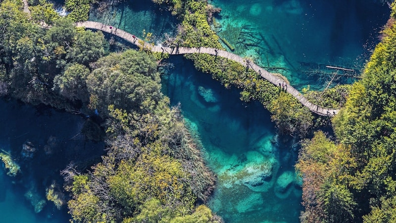 Kristallklar und Trinkwasserqualität: Die Seen im UNESCO-Weltnaturerbe Nationalpark Plitvicer Seen. (Bild: Davor Rostuhar)