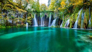 Die zahlreichen Wasserfälle sind ein beliebtes Fotomotiv im Nationalpark Plitvicer Seen. (Bild: stock.adobe.com/fesus robert "kavita")