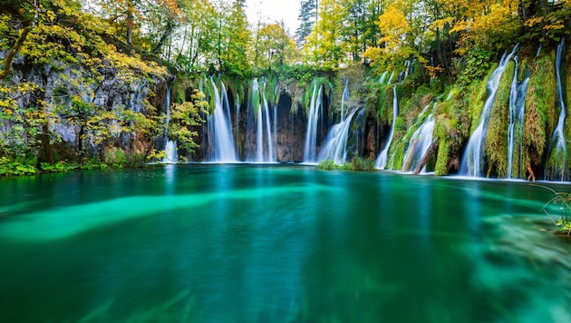 Die zahlreichen Wasserfälle sind ein beliebtes Fotomotiv im Nationalpark Plitvicer Seen. (Bild: stock.adobe.com/fesus robert "kavita")