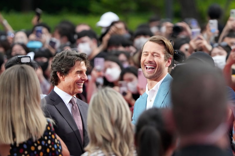 Glen Powell ve Tom Cruise helikopterle Londra'ya uçarken Hollywood efsanesi Powell'ı kandırdı. (Bild: picturedesk.com/Lee Jin-man / AP / picturedesk.com)