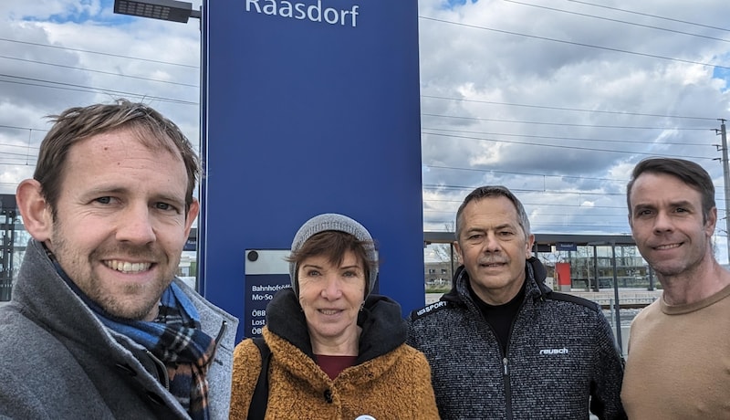 Georg Ecker mit den regionalen Grünen Heidi Sequenz, Andy Vanek und Mathias Garnter am „Grenzbahnhof“ in Raasdorf. (Bild: Die Grünen NÖ)