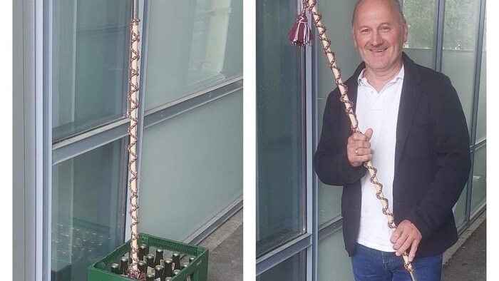 Rudolf Burgstaller ist erfreut über die Rückkehr seines Tambourstabes