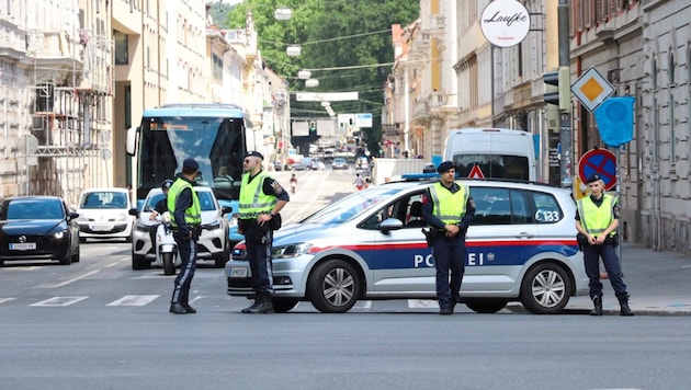 Graz belvárosának lezárása, ahol egy bombával felszerelt autót találtak. (Bild: Wulf Scherbichler)