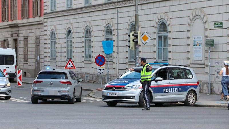 Graz'daki Elisabethstraße'de büyük polis operasyonu - trafik durma noktasında. (Bild: Wulf Scherbichler)