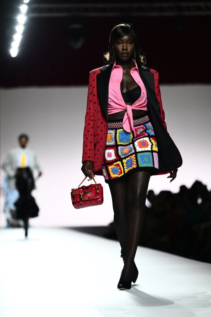 Die Sommerkollektion von Moschino zeigt farbenfrohe Häkel-Looks.