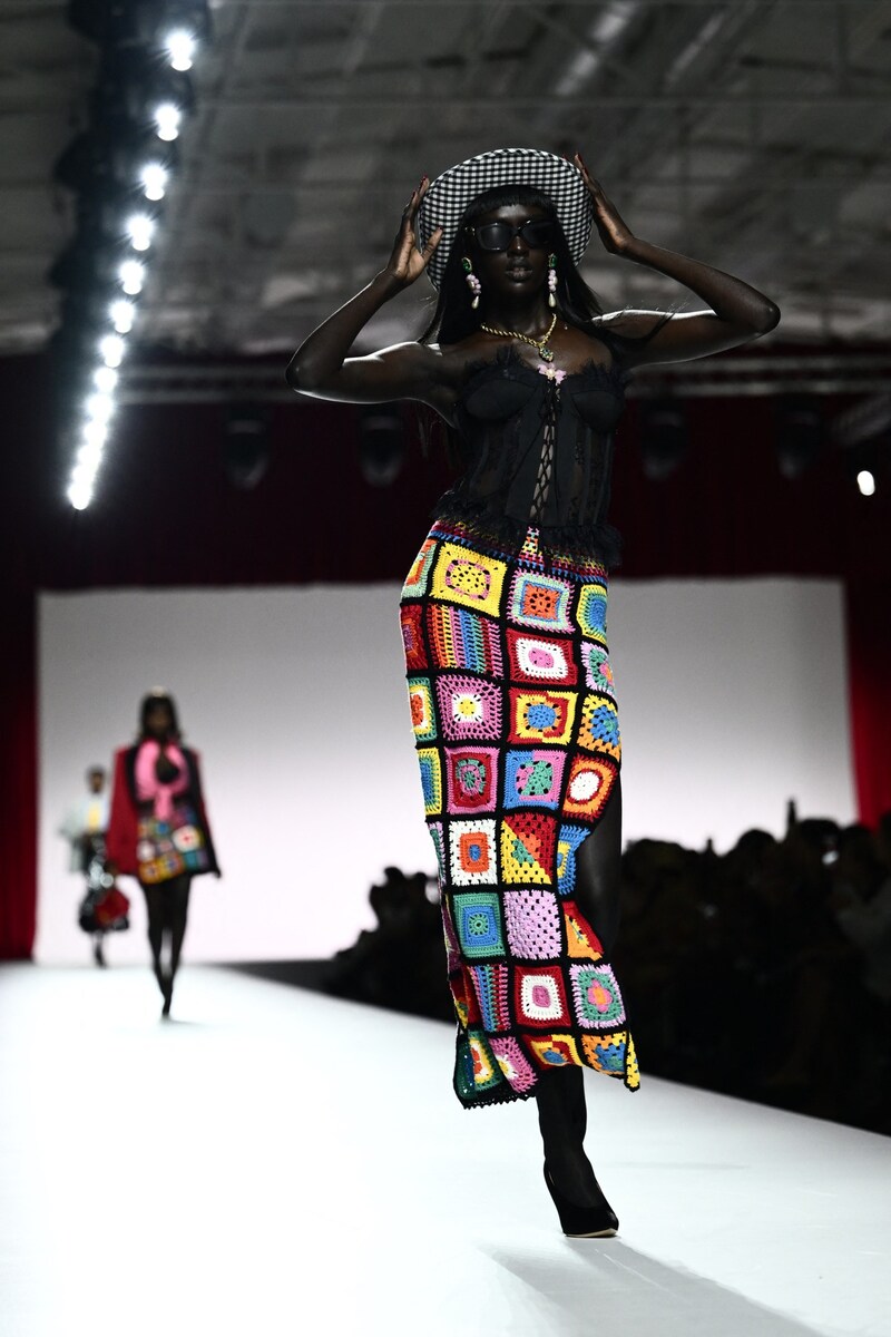 Moschino Sommerkollektion 2024. (Bild: AFP/APA/Marco BERTORELLO)