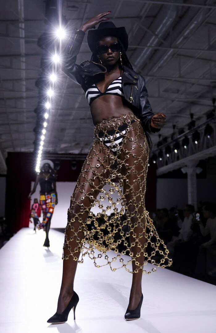 Dieser goldene Rock von Moschino begeistert mit seiner gehäkelten Optik.